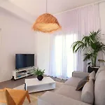 Apartment The Nine Graces -kora, 80m From Beach, Terrace And Jacuzzi